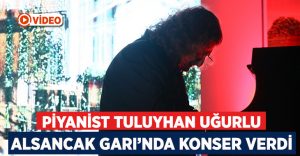 Piyanist Tuluyhan Uğurlu, tarihi Alsancak Garı’nda konser verdi