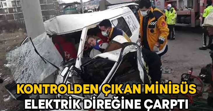 Kütahya'da minibüsün elektrik direğine