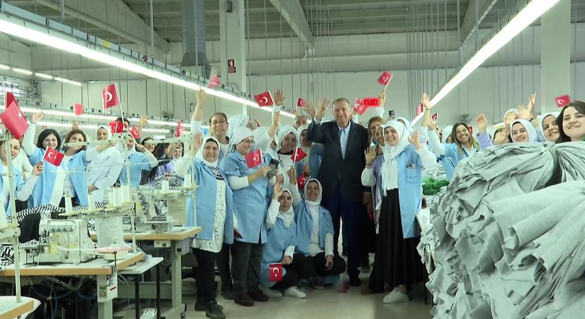 Cumhurbaşkanı Recep Tayyip Erdoğan, Denizli'de Emekçi Kadınlarla Buluşma programına katıldı. Cumhurbaşkanı Erdoğan, merhum Özay Gönlüm türkülerine sesiyle eşlik ettiği buluşmaya katılan kadınlara, “Bizimle mücadeleye girecek olan 2 defa düşünmesi lazım. Kadının gücünün ve fendinin galip gelemeyeceği mücadele yoktur” diyerek seslendi.