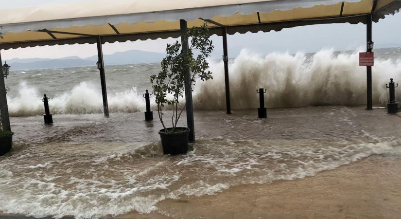 Köyceğiz'de dev dalgalar kordonu