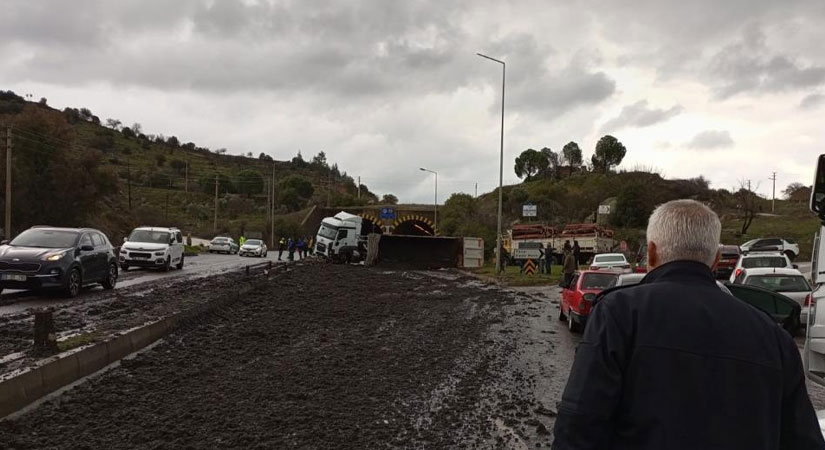 Muğla Yatağan'da kamyon devrildi.