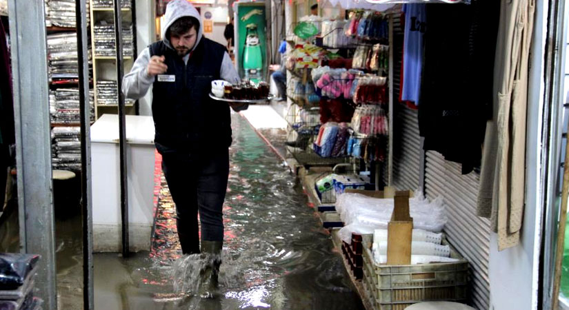 İzmir'de Kemeraltı Çarşısı sular