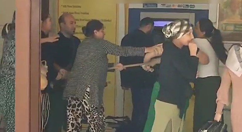 Denizli'de ATM önünde para