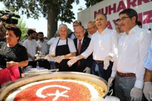 Bakan Yerlikaya esnafla buluştu aşure dağıttı