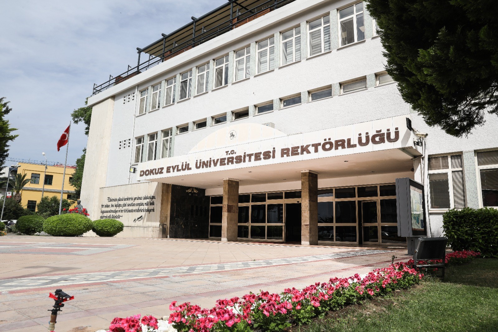 Bilgi teknolojileri üzerine yürüttüğü