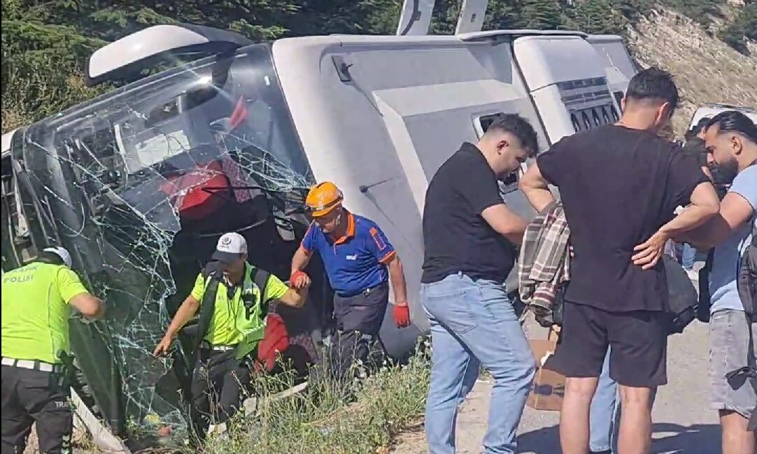 KÜTAHYA'DA YOLCU OTOBÜSÜ DEVRİLDİ: