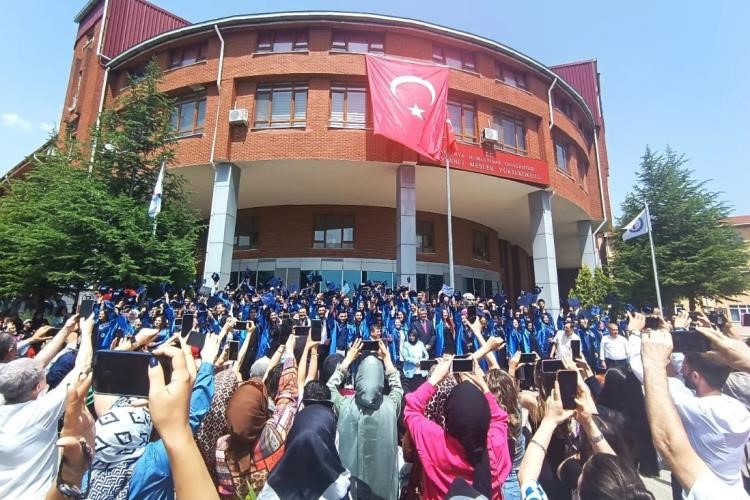 TAVŞANLI'DA ÜNİVERSİTE ÖĞRENCİLERİNİN MEZUNİYET