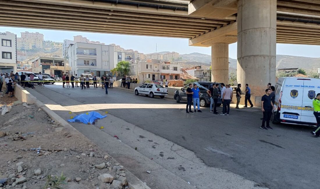 İzmir'in Menemen ilçesine kızlarıyla