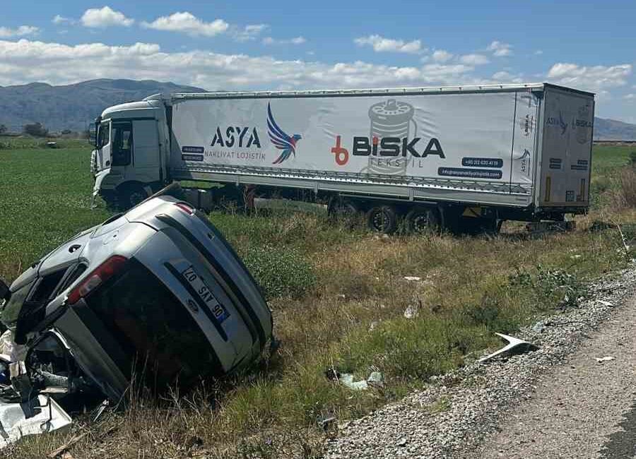 Afyonkarahisar'da tur ile çarpışan