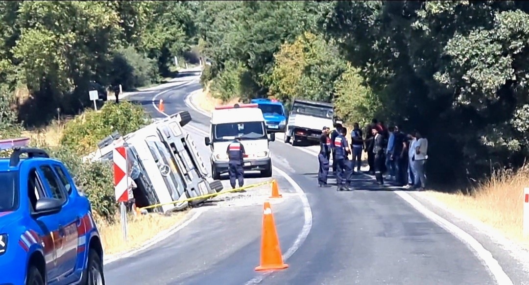 DOMANİÇ’TE DEVRİLEN HAFRİYAT KAMYONUNUN