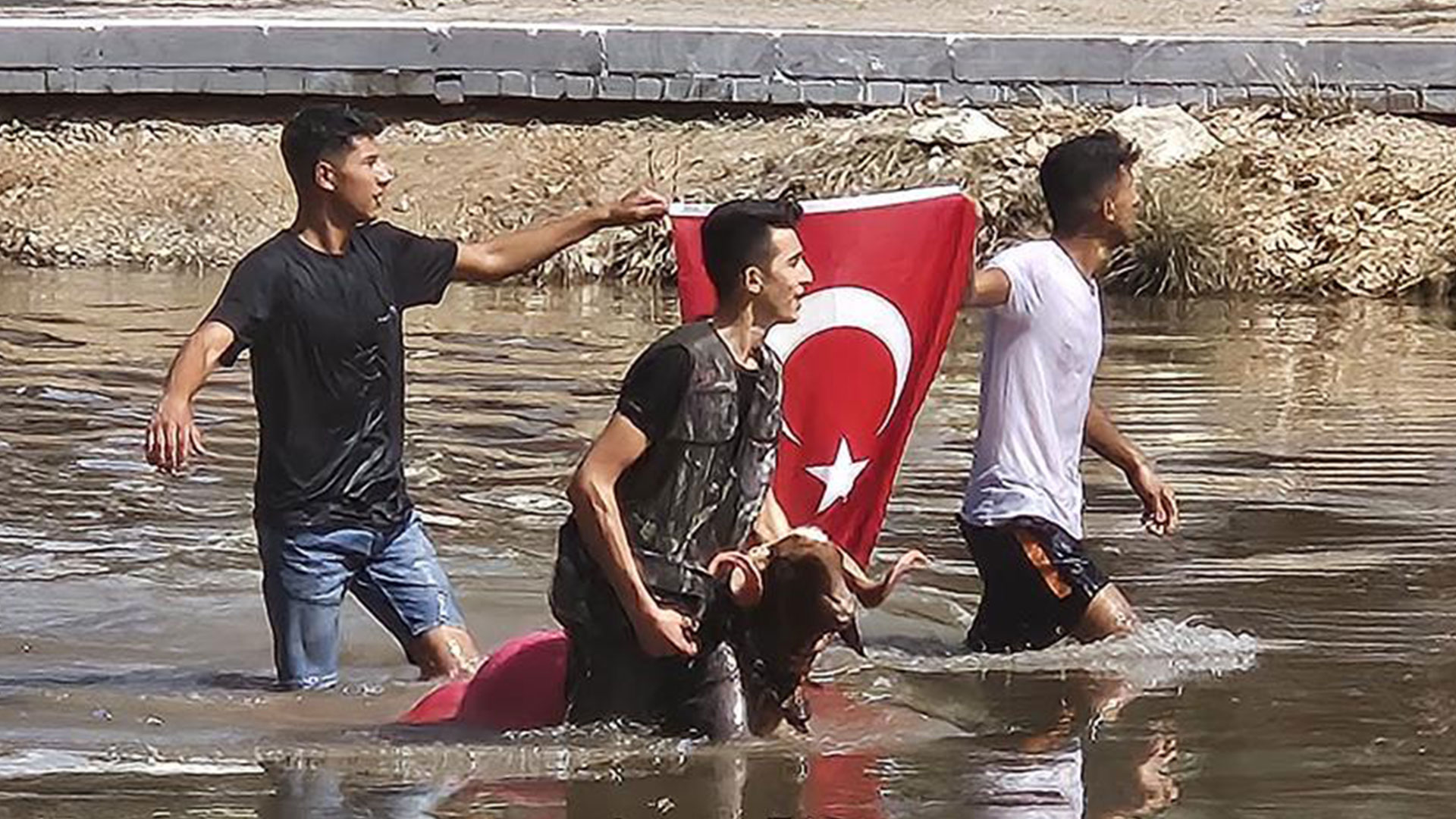 Menderes Akmadı! Taşıma Su İle Çobanlar Yarıştı