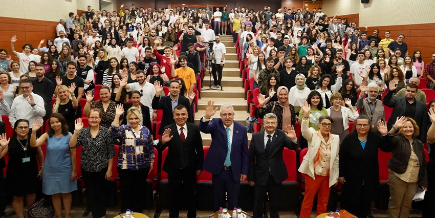 Ege Üniversitesi’nde,  İletişim