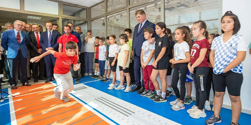 Başkan Tugay: “Yetenekli çocukların spor eğitimlerini biz üstleneceğiz”