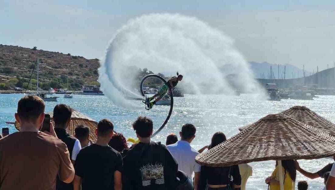 BODRUM’DA TURİSTLER YÜZERKEN BÜYÜK