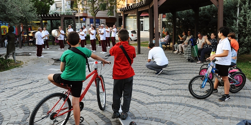 Karşıyaka Belediye Bandosu tarafından,