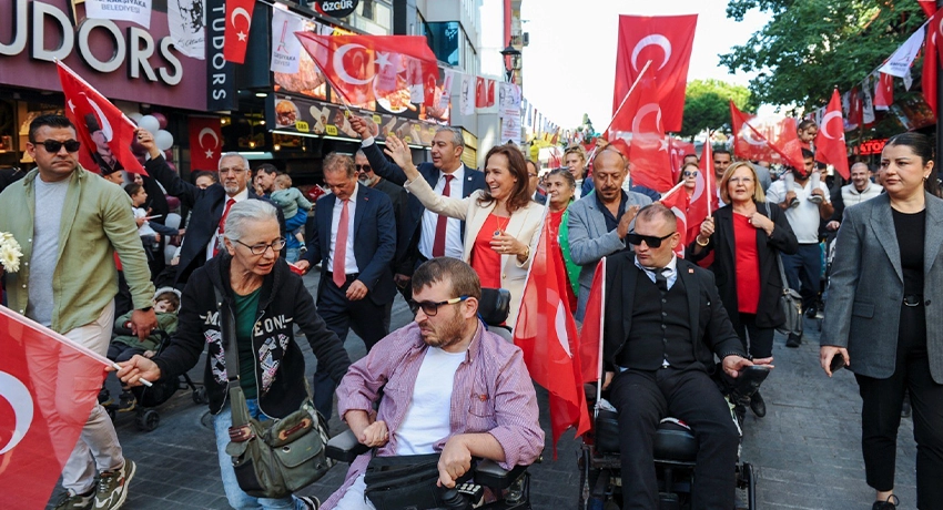 Atatürk’ün kenti Karşıyaka; çocuğuyla,