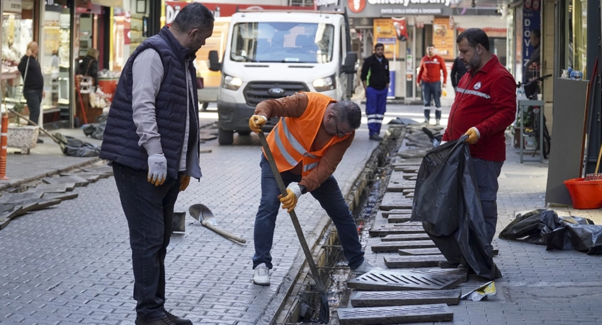 Karşıyaka’da sel ve kanal