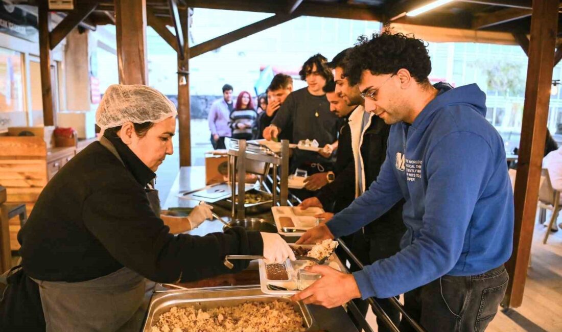 KUŞADASI'NDA ÜNİVERSİTELİLERİN YÜZÜNÜ GÜLDÜREN