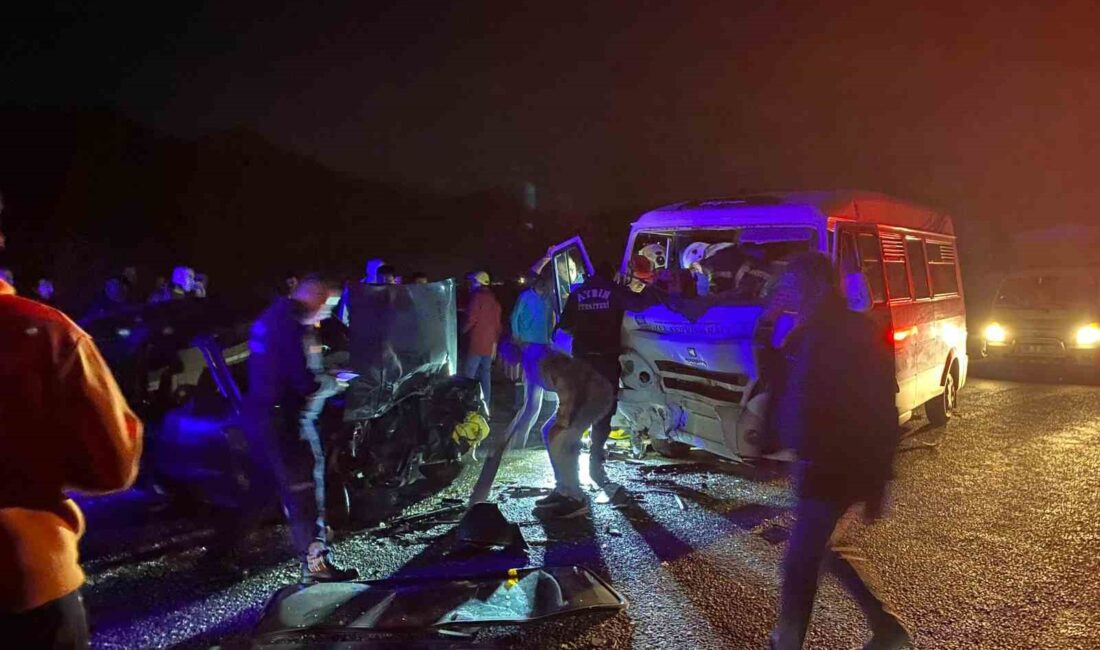 Otomobil ile servis aracı kafa kafaya çarpıştı: 1’i ağır 10 yaralı