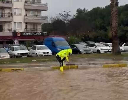 MİLAS’TA TRAFİK EKİPLERİ SAĞANAK