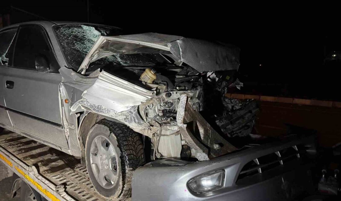 AFYONKARAHİSAR’DA OTOMOBİLİN TIRA ARAKADAN