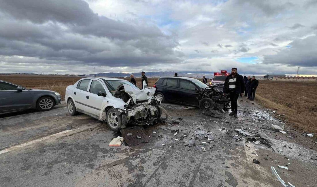 OTOMOBİLLERİN KAFA KAFAYA ÇARPIŞTIĞI