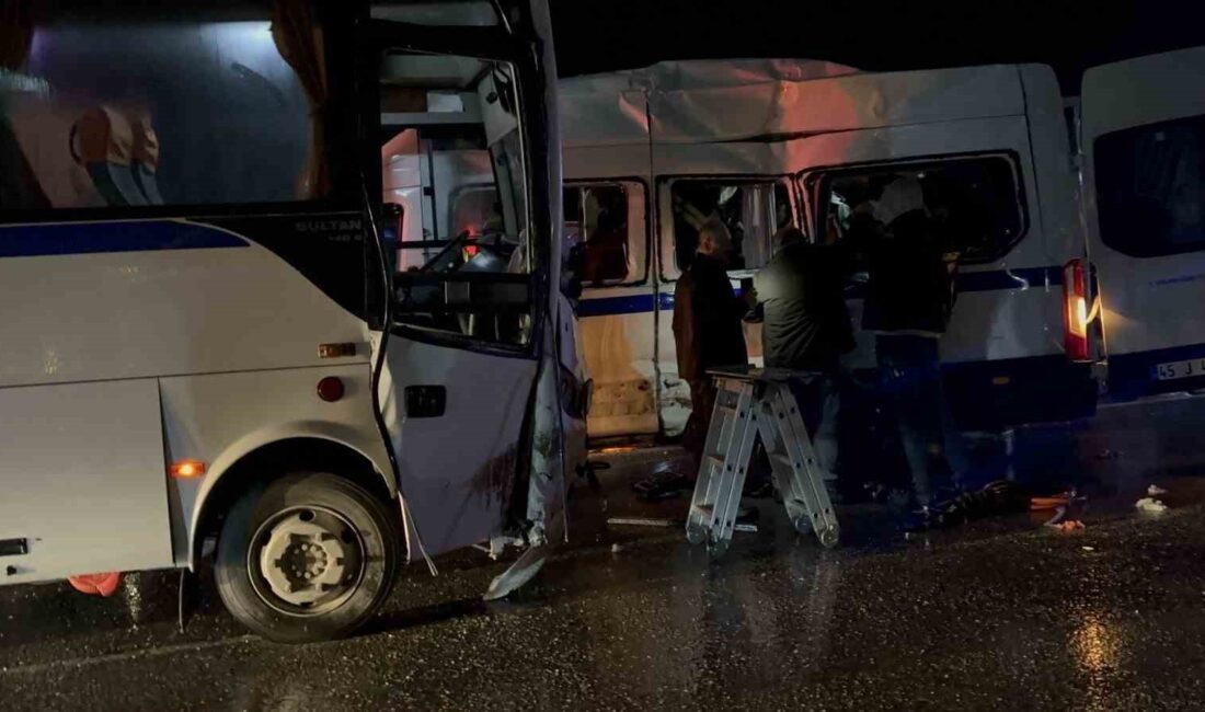 Manisa Akhisar’da iki işçi servis çarpıştı: 35 yaralı