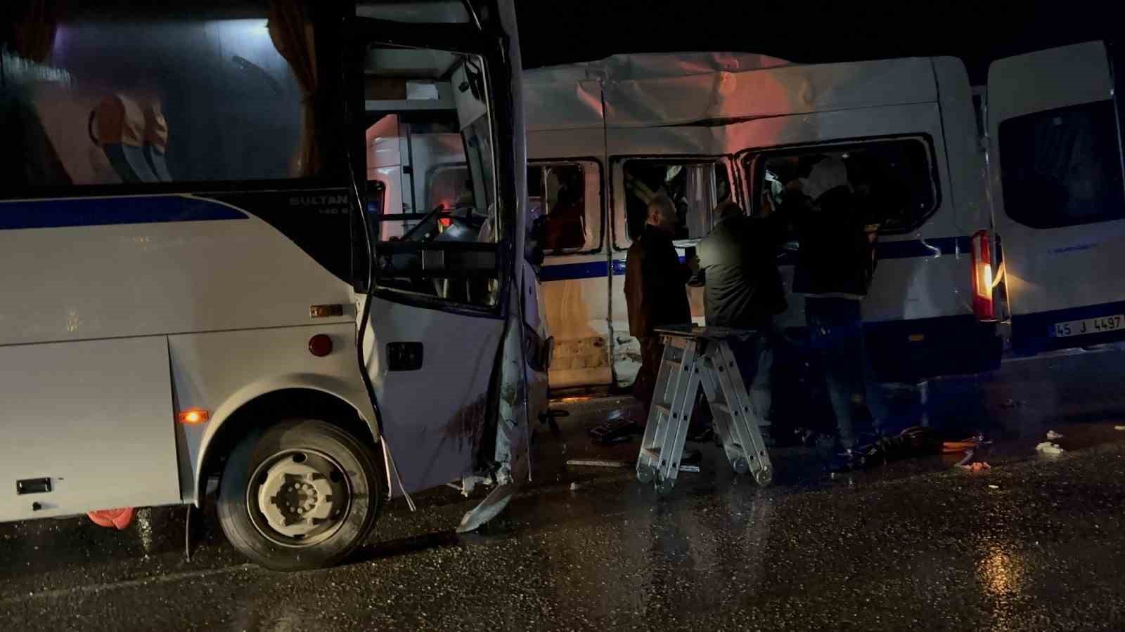 Manisa Akhisar’da iki işçi servis çarpıştı: 35 yaralı