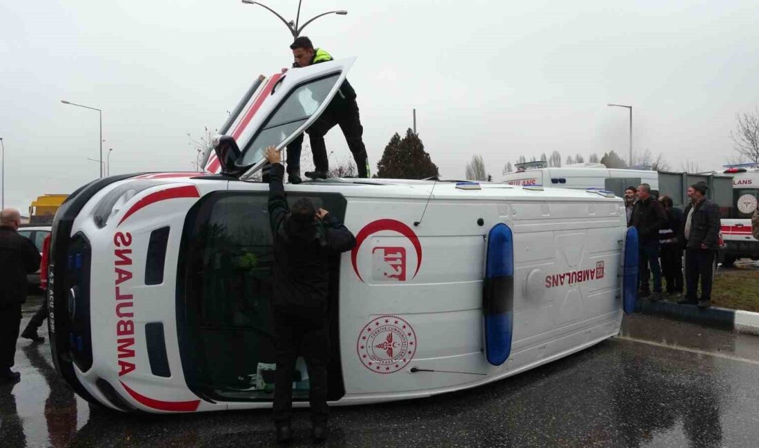 KÜTAHYA'DA HASTA TAŞIYAN AMBULANS