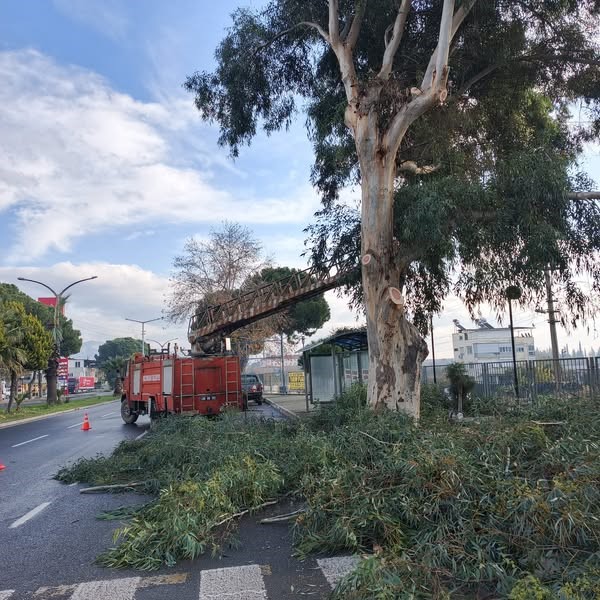 SULTANHİSAR’DA BELEDİYE EKİPLERİNDEN YOL