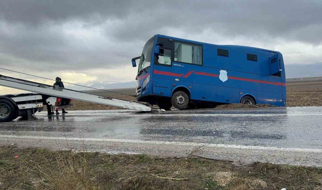 AFYONKARAHİSAR'DA KONTROLDEN ÇIKARAK DEVRİLEN