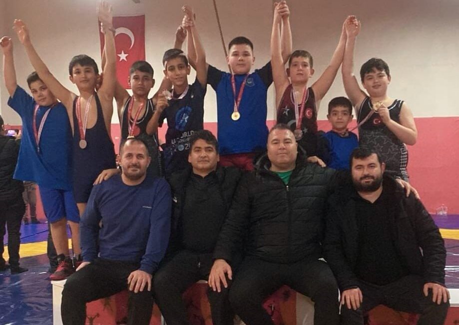 YUNUSEMRE BELEDİYESPOR'UN MİNİK GÜREŞÇİLERİ,