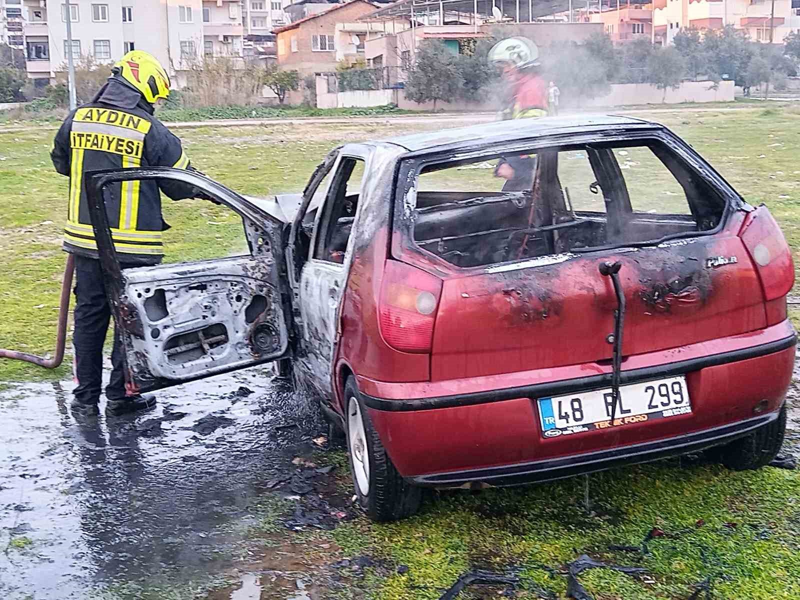 Nazilli’de Bir Kadın, Aracının Tamir Edilmemesi İsyan Ederek, Arabasını Yaktı!